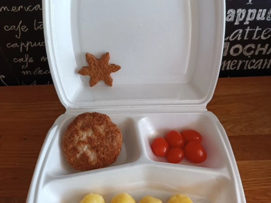 Zestaw dla dzieci ,kotlecik z indyka mielony z ziemniaczkami