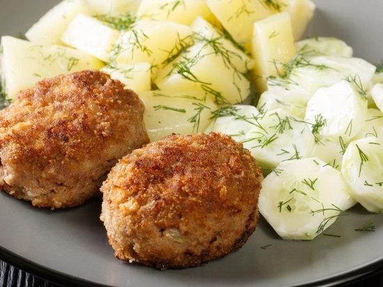kotleciki mielone(2sz) z ziemniakami oraz mizerią