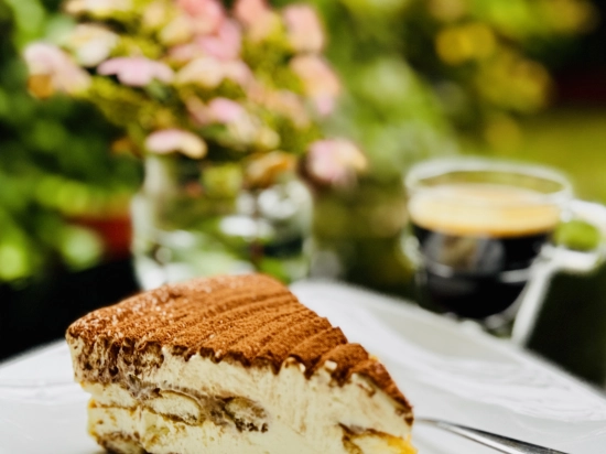 Tiramisu Caramello Bianca – Luksusowy Deser Bez Jajek z Nutą Karmelu