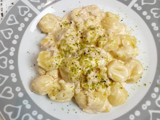 Gnocchi with Gorgonzola and pistachios