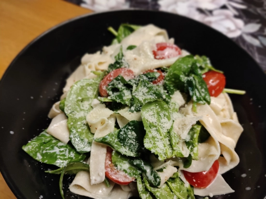 Tagliatelle ze szpinakiem i pomidorami