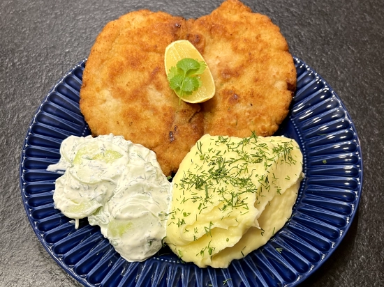 Porządny schabowy z kremowym puree i mizerią