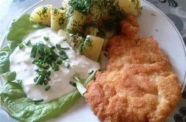 Pierś kurczaka z ziemniakami i mizerią