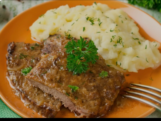 Bitki cielęce w sosie grzybowym, puree, surówka z pieczonych buraków
