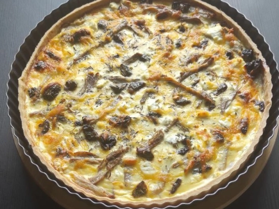 Tarta z wieprzowiną, suszonymi śliwkami i serem feta