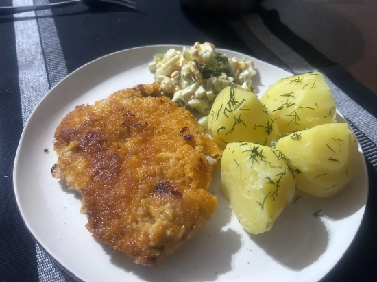 Kotlet schabowy, ziemniaki  z koperkiem, sałatka