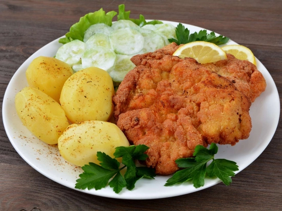Schabowy z ziemniakami i mizeria