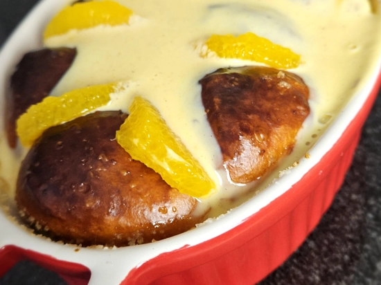 Brioche z sosem dulche de leche i pomarańczami