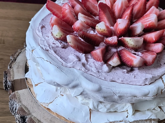 Tort bezowy truskawkowy
