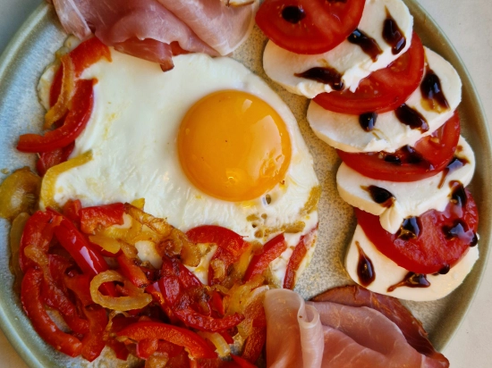 Jajecznica z szynką i mozzarellą