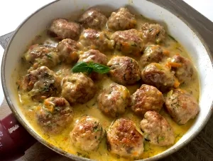 Delikatne klopsiki(3szt) w sosie koperkowym z ziemniaczkami i mizerią