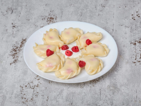 Pierogi z twarogiem i malinami