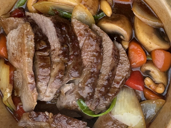 Kaczka stri fry z warzywam, ryżem i orzechami nerkowca