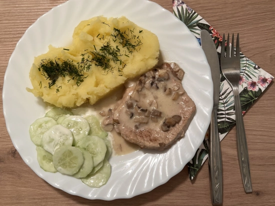 Schab w sosie śmietanowo-pieczarkowym z ziemniakami i mizerią