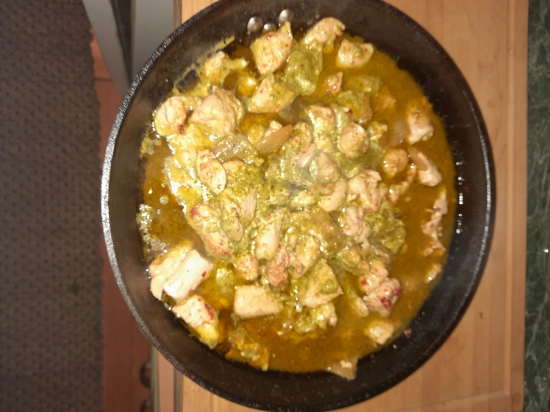 Potrawka z piersi kurczaka podsmażana,duszona z hodatkiem pesto i kimchi