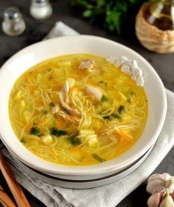🥣 Rosół domowy z kurczakiem i ryżem / makaronem .