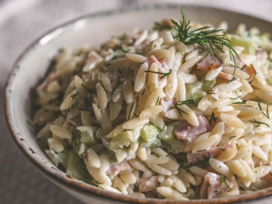 Sałatka z makaronem orzo