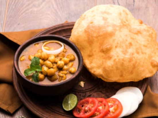 Chole bhature(2 bhature)