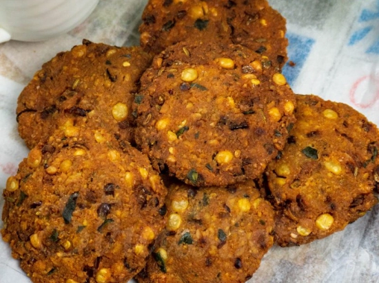 Masala Vada with Chutney (4 pieces - Medium Size)