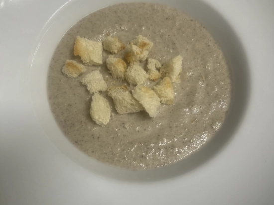 Zupa kremowa z pieczarkami z grzankami,
