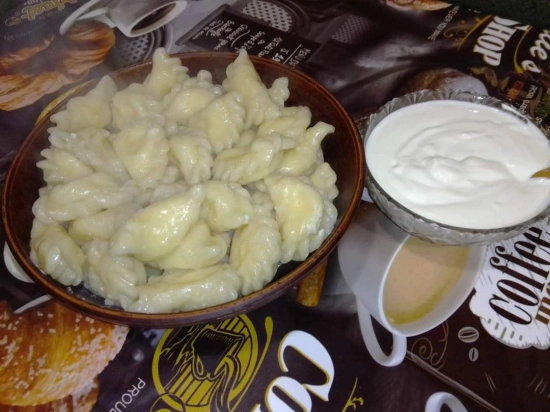 Pierogi ruskie.Dodatki śmietaną lub cebula smażona.