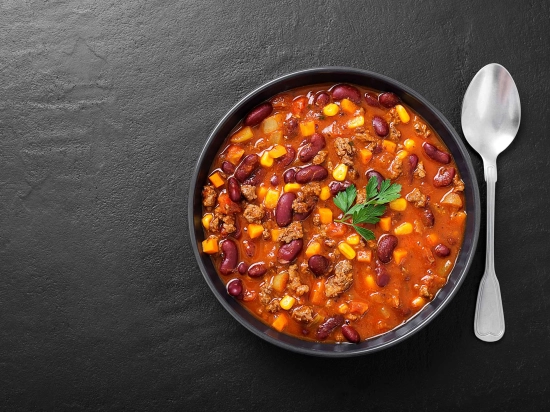 Chili con Carne podawane z nachosami oraz świeżą kolendrą