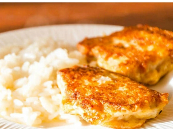 🐟 Filet rybny w cieście serowym z ziemniakami koperkowymi i sałatką z fetą🥰