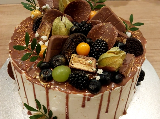 Tort Kinder Bueno z kremem malinowym i żelką malinową