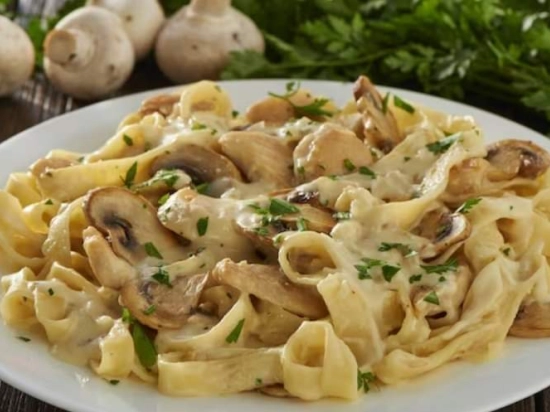 Makarony z pieczarkami w sosie śmietanowym.
