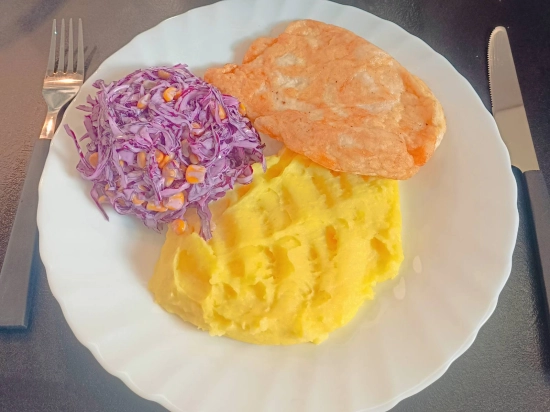 Kotlet z kurczaka oraz puree i surówką z czerwonej kapusty.