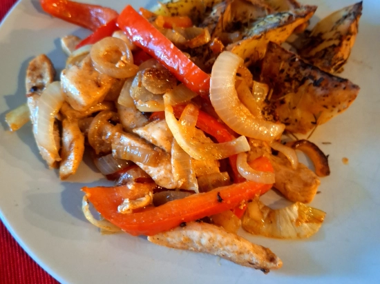 Meksykańska fajita z kurczakiem i pieczonymi ziemniakami