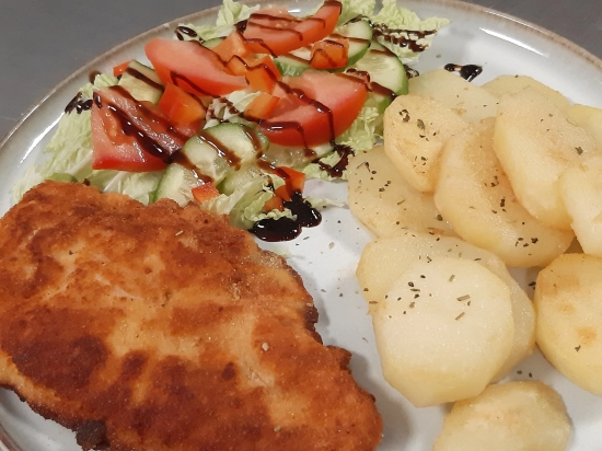 Schabowe z pure ziemniaczanym i surówką