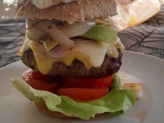 Burger w stylu kostarykańskim