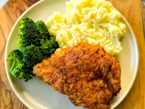 ziemniaki puree z chrupiącym kurczakiem