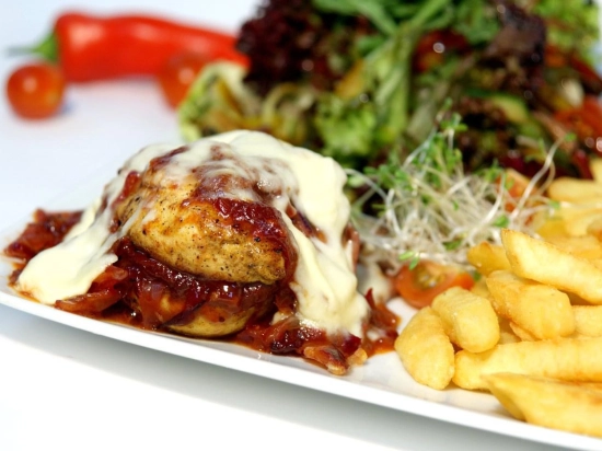 Grillowana pierś z kurczaka z chutney z czerwonej cebuli i żurawiny