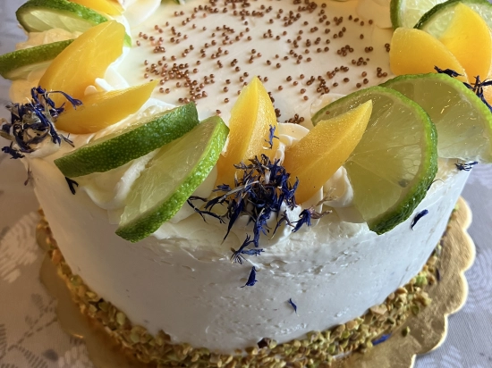 Tort śmietankowy z mascarpone z owocami