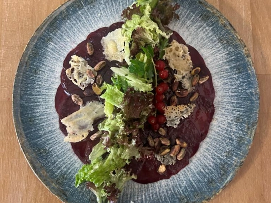 Carpaccio z buraka z gorgonzolą i pistacjami