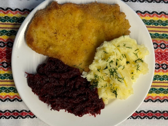 Kotlet schabowy z puree ziemniaczanym i buraczkami