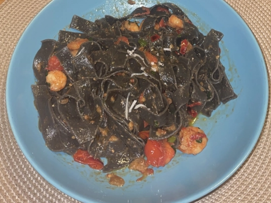 Krewetki z czosnkiem i chilli na czarnym makaronie z pomidorkami cherry i tajską bazylią