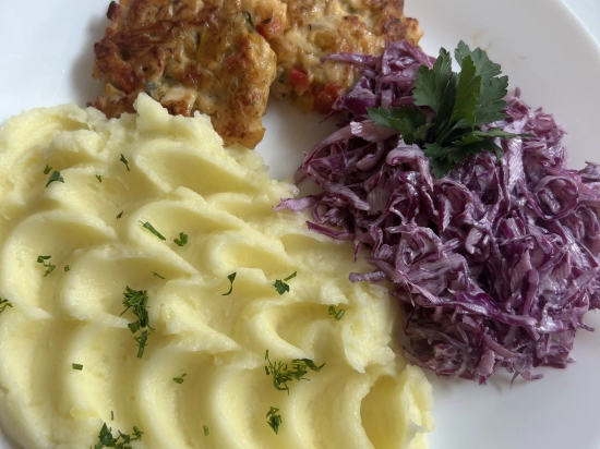 Kotlet drobiowy siekany, puree ziemniaczane i surówka z czerwonej kapusty