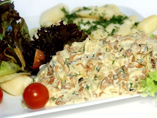Kotlet schabowy z sosem kurkowym