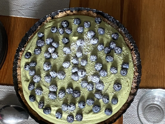 Tarta z kremem matcha i owocami