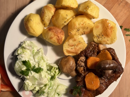 Karkówka pieczona z pieczarkami z zapiekanymi ziemniakami