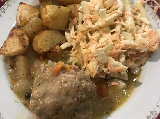 Pulpety w sosie własnym z pieczonymi ziemniaczkami i surówka z białej kapusty z marchewka w majonezie
