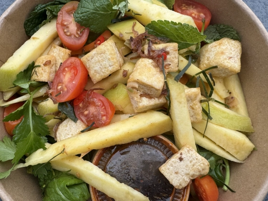 Sałatka z mango i tofu