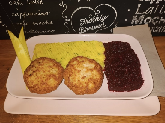 Kotleciki z indyka z ziemniakami i jarzynką z buraczków.