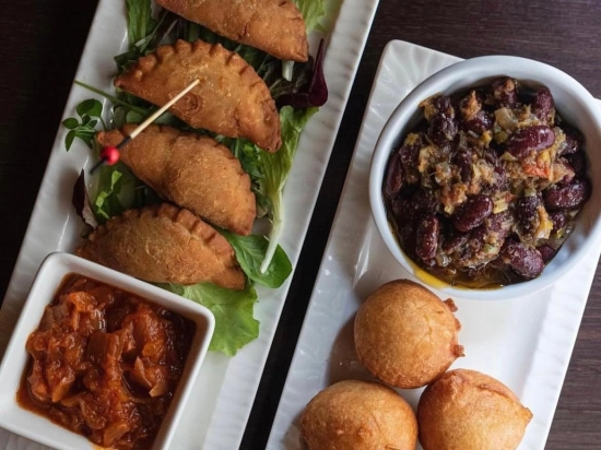 5 Pastels with Spicy Sauce & Ginger Bissap – A Taste of West Africa! ✨🌍
