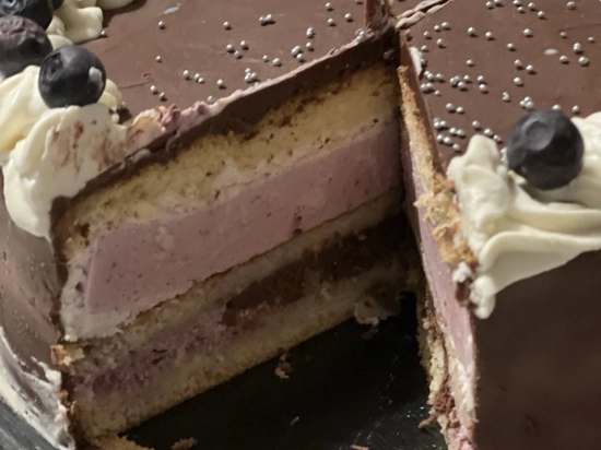 tort o smaku wieloowocowym