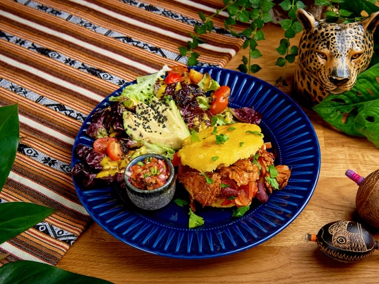 Arepa Classica - z sojowym chili sin carne, wegańskim serem i sałatką