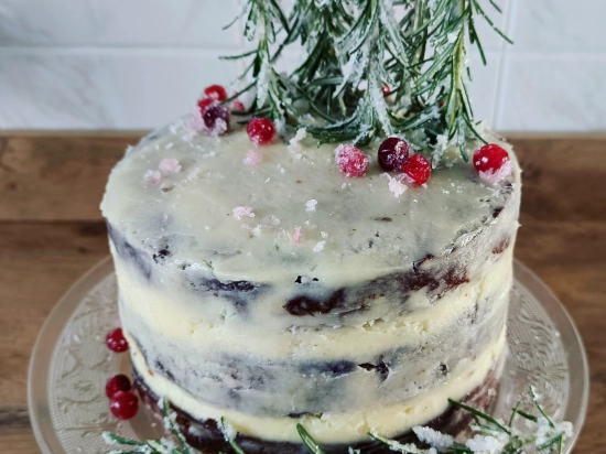 Piernikowy tort z kremem śmietankowym i konfiturą porzeczkową